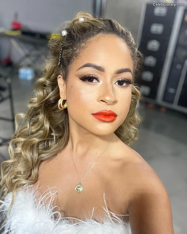 Kayla Braxton photo 3 of 545