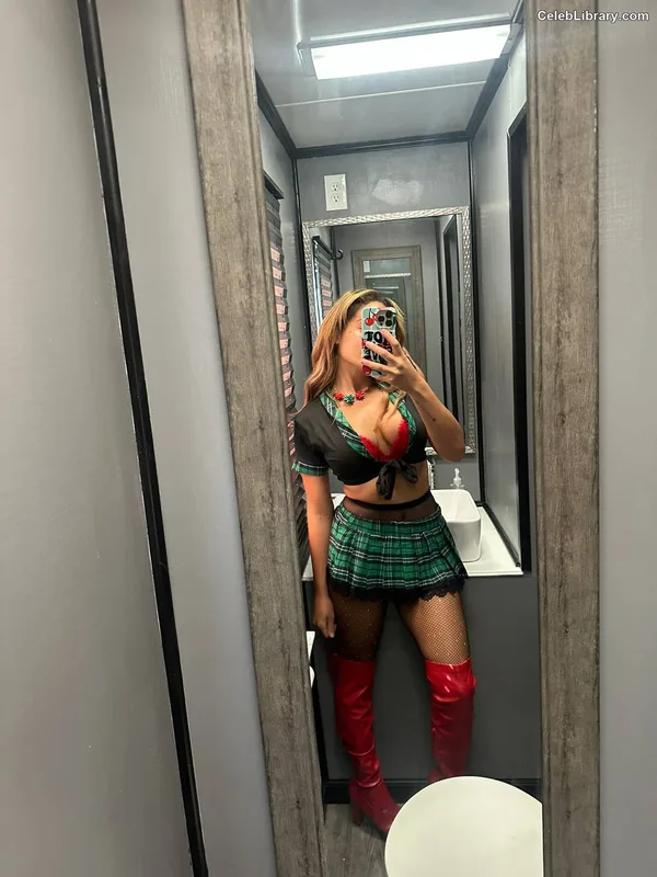 Kayla Braxton photo 17 of 545