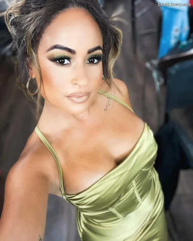 Kayla Braxton photo 13 of 545