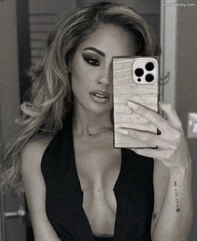 Kayla Braxton photo 2 of 545