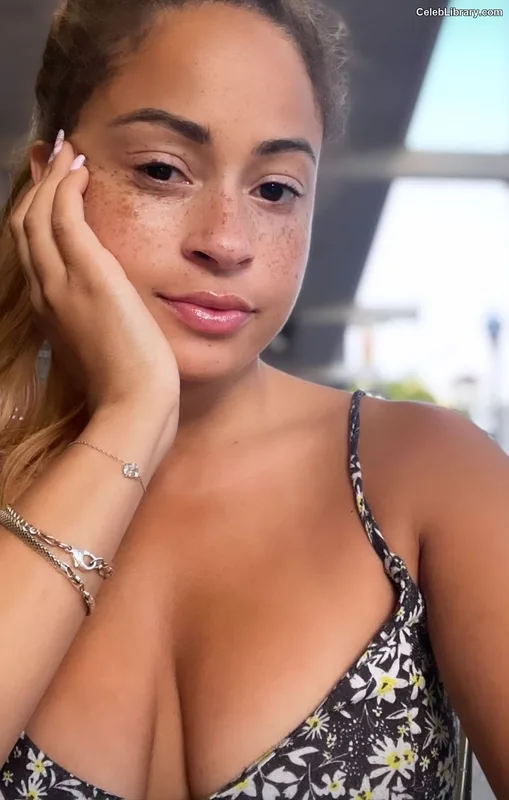 Kayla Braxton photo 9 of 545