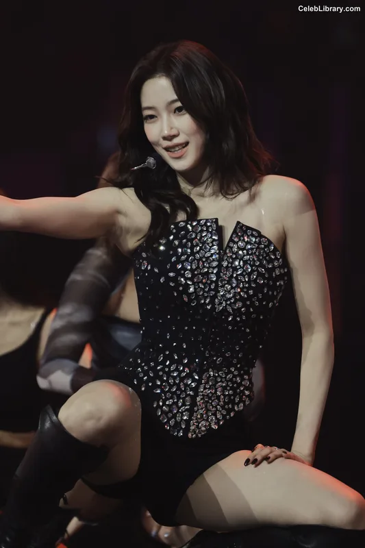 Kazuha Nakamura 中村 一葉  LESSERAFIM photo 10 of 460