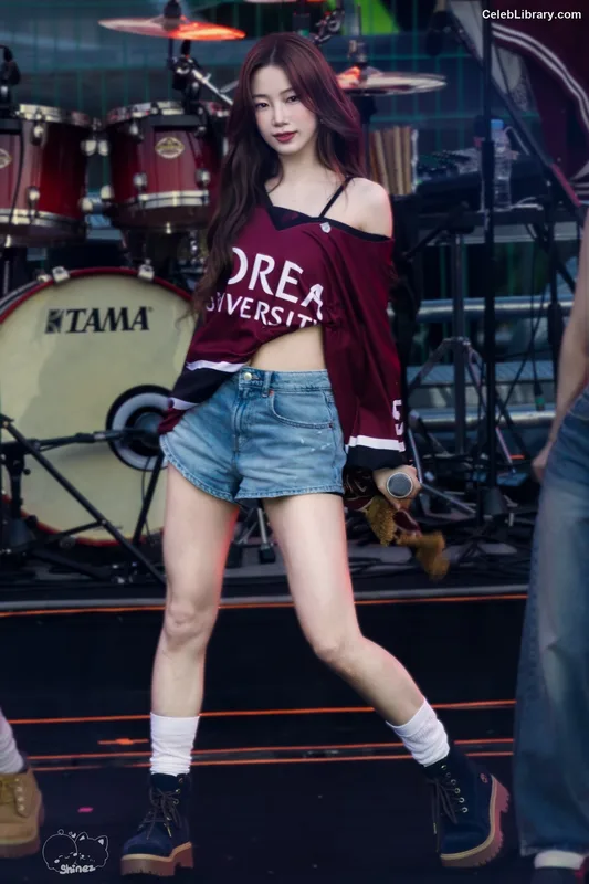 Kazuha Nakamura 中村 一葉  LESSERAFIM photo 6 of 460