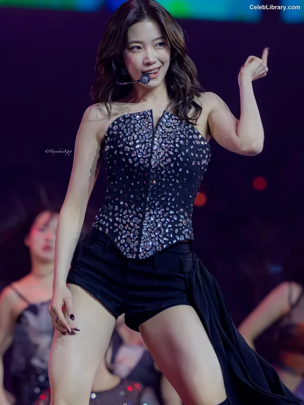 Kazuha Nakamura 中村 一葉  LESSERAFIM photo 6 of 460