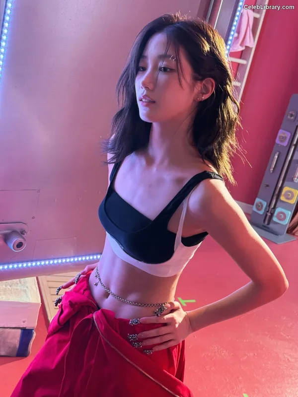 Kazuha Nakamura 中村 一葉  LESSERAFIM photo 17 of 460