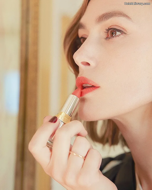 Keira Knightley photo 4 of 490