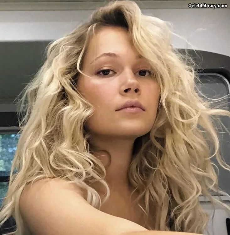 Kelli Berglund photo 5 of 196