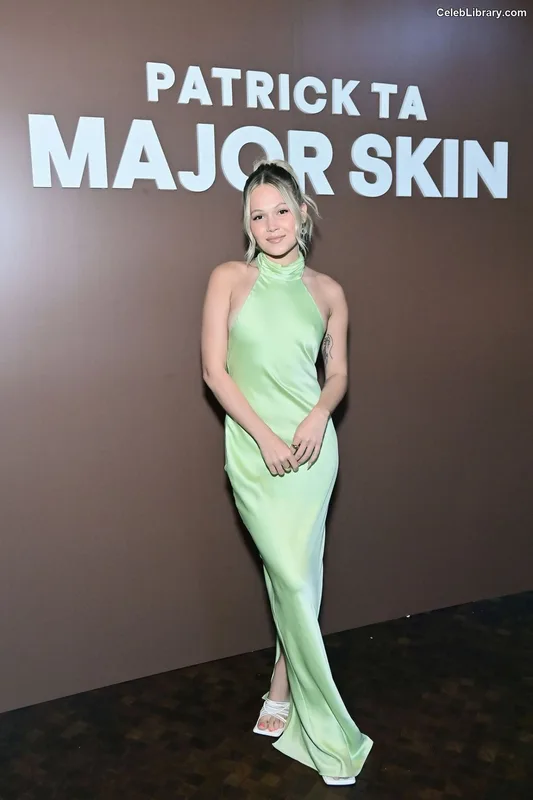 Kelli Berglund photo 16 of 196