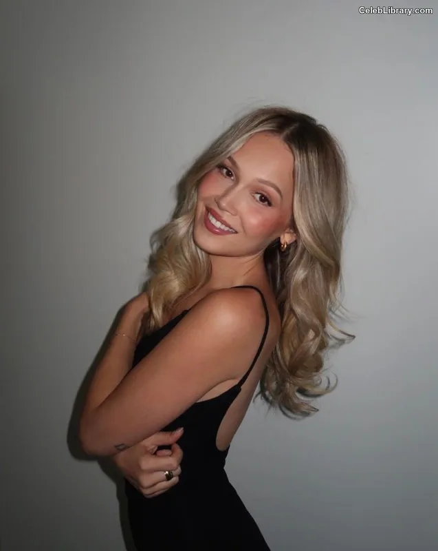 Kelli Berglund photo 2 of 196
