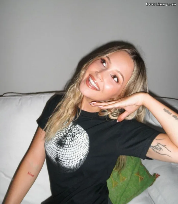 Kelli Berglund photo 4 of 196