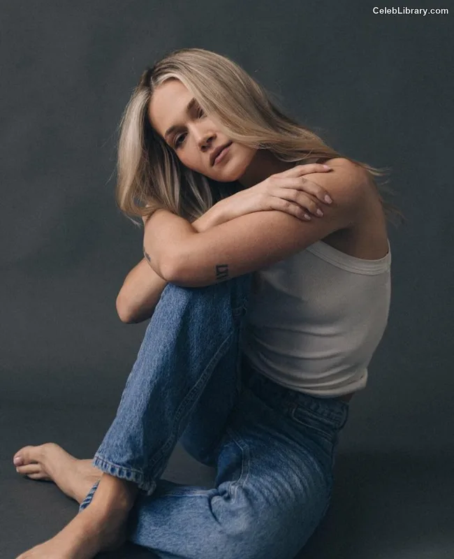 Kelli Berglund photo 5 of 196