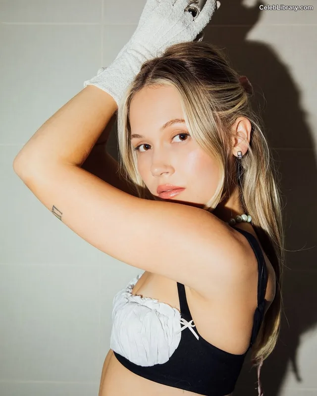 Kelli Berglund photo 8 of 196