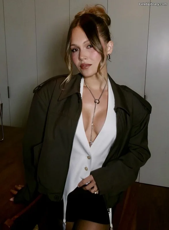 Kelli Berglund photo 16 of 196