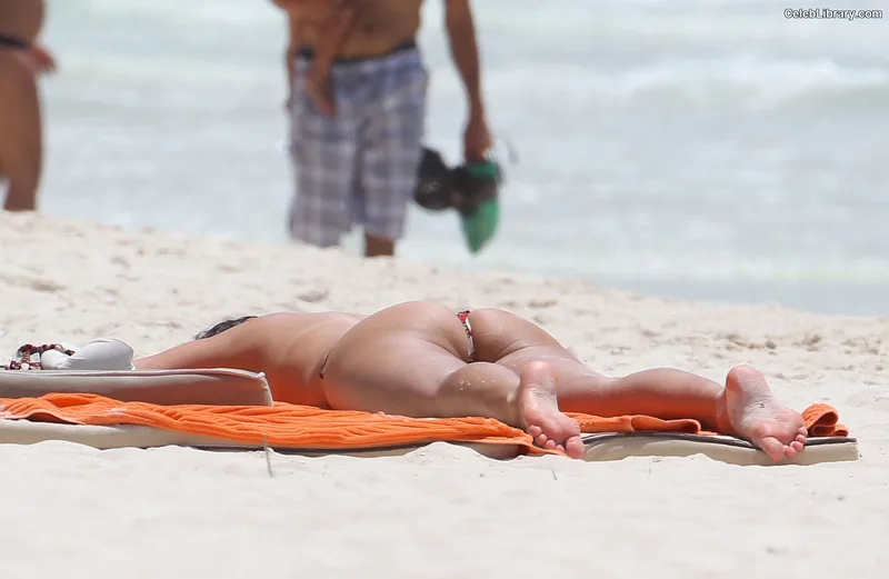 Kelly Brook photo 6 of 68