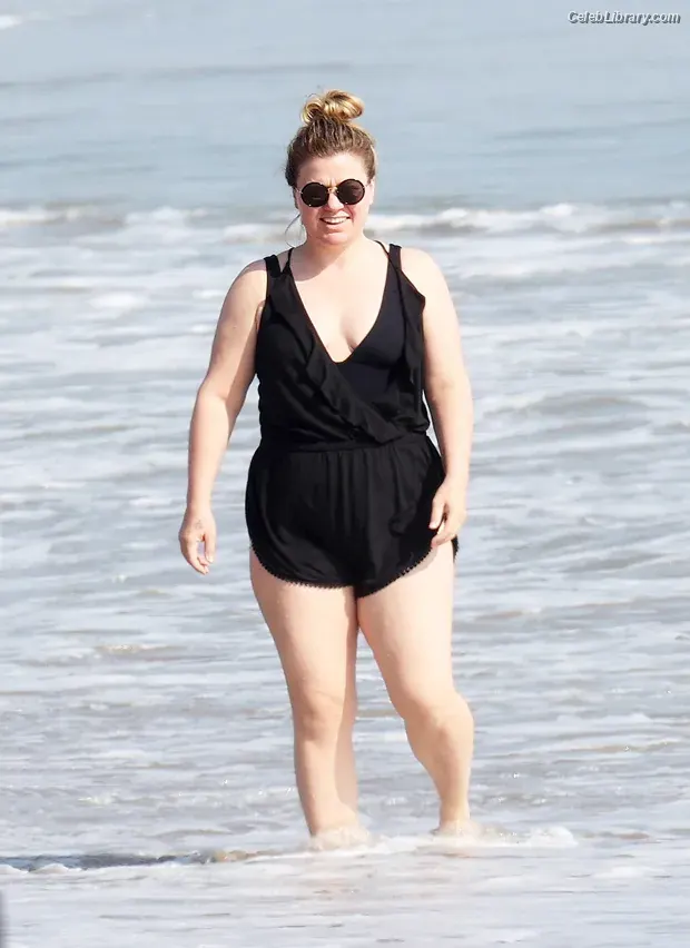 Kelly Clarkson photo 6 of 32