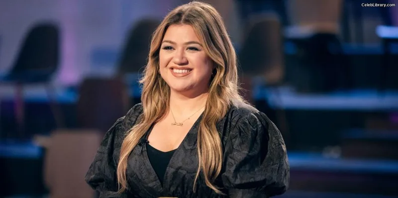 Kelly Clarkson photo 1 of 33