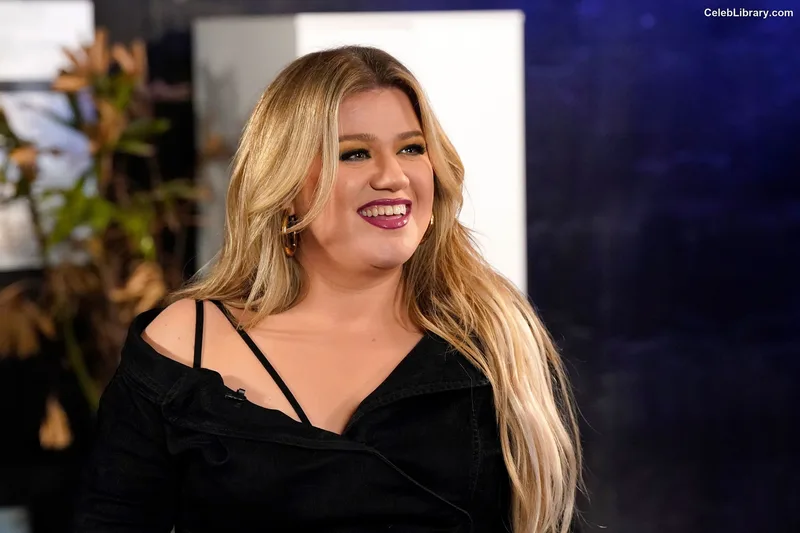 Kelly Clarkson photo 2 of 33
