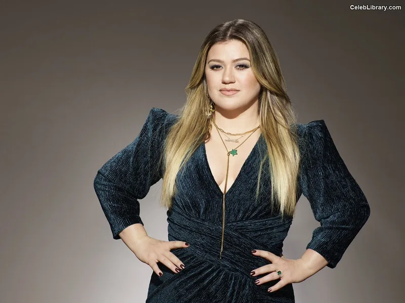 Kelly Clarkson photo 5 of 33