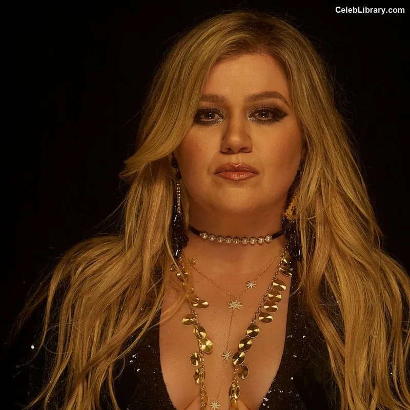 Kelly Clarkson photo 6 of 33