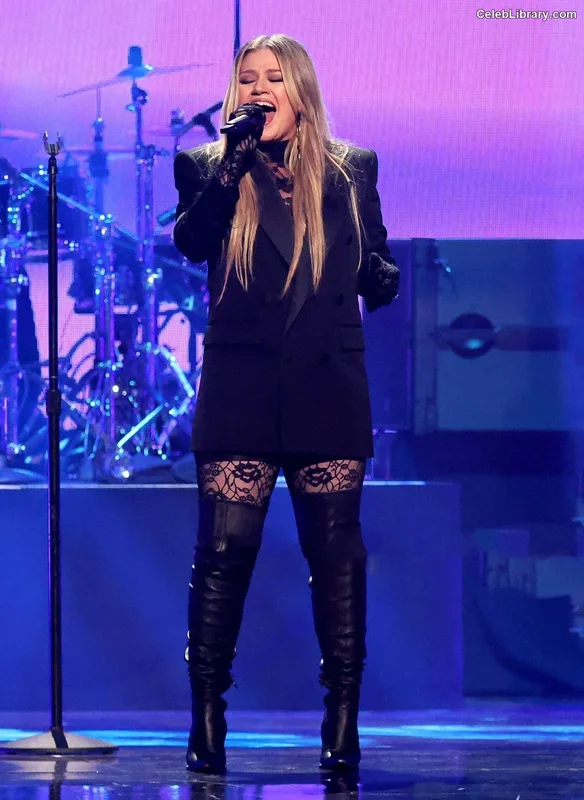 Kelly Clarkson photo 8 of 33