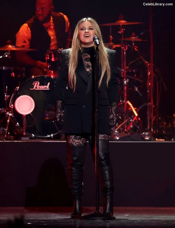 Kelly Clarkson photo 9 of 33