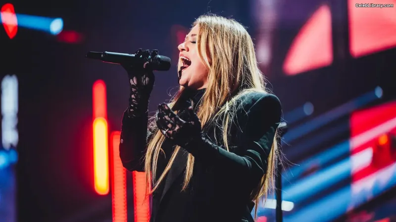 Kelly Clarkson photo 10 of 33