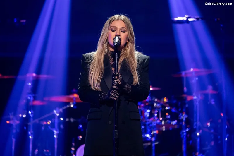 Kelly Clarkson photo 12 of 33