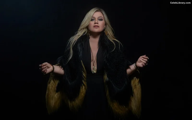 Kelly Clarkson photo 13 of 33