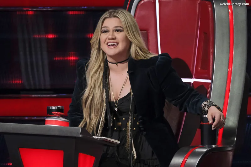 Kelly Clarkson photo 14 of 33