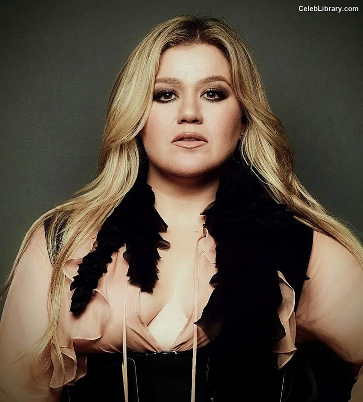Kelly Clarkson photo 16 of 33