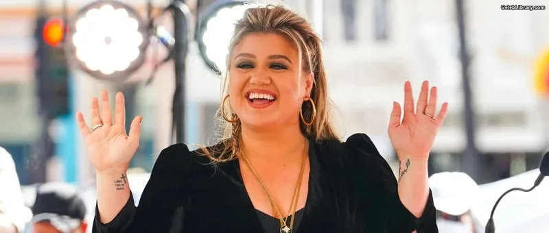 Kelly Clarkson photo 17 of 33
