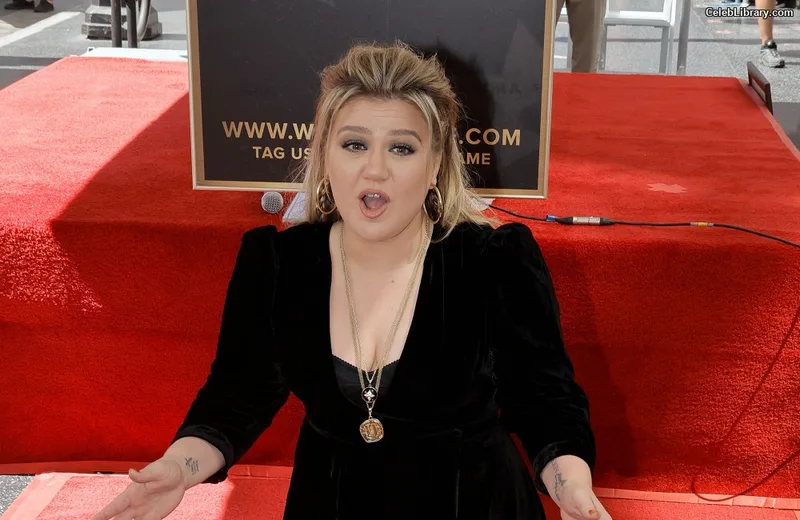 Kelly Clarkson photo 20 of 33