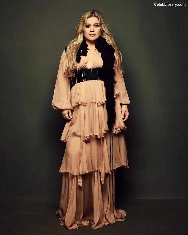 Kelly Clarkson photo 22 of 33