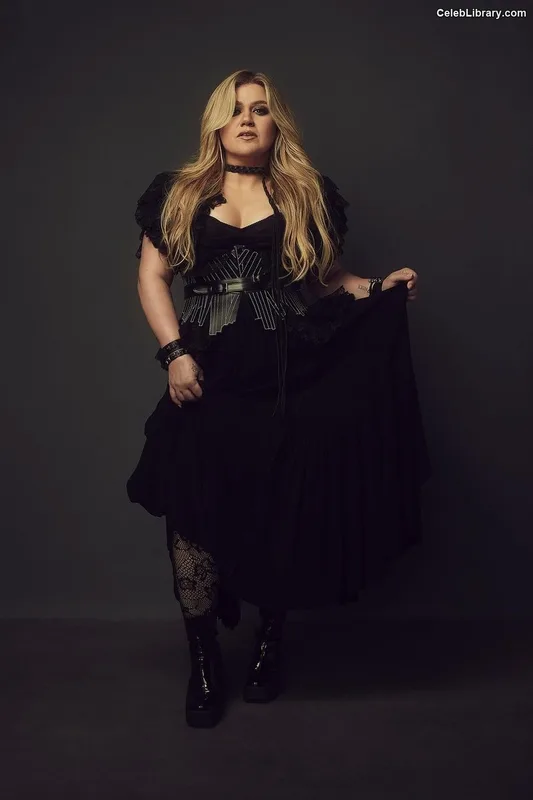 Kelly Clarkson photo 23 of 33