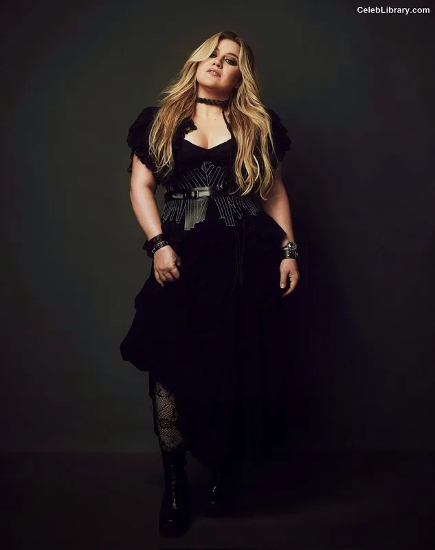Kelly Clarkson photo 1 of 33