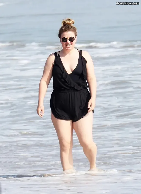 Kelly Clarkson photo 6 of 33