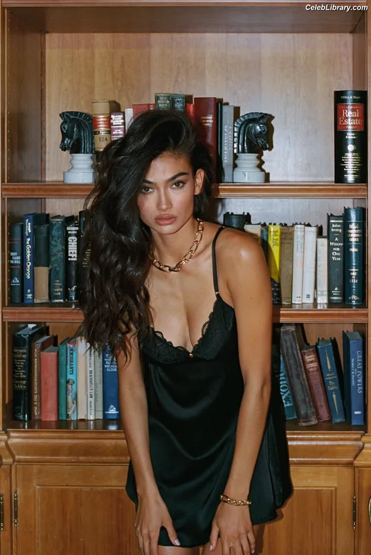 Kelly Gale photo 2 of 282