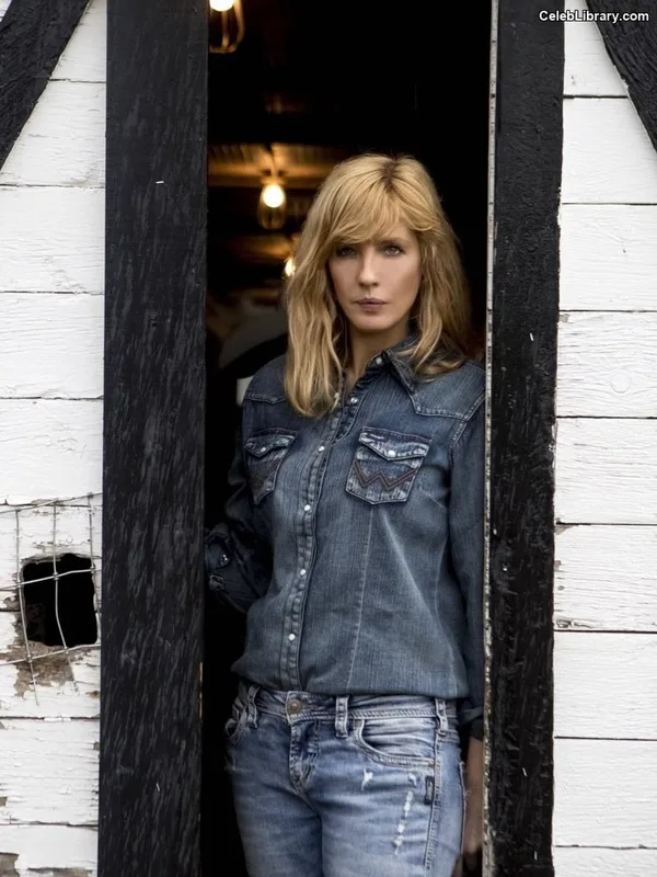 Kelly Reilly photo 20 of 45