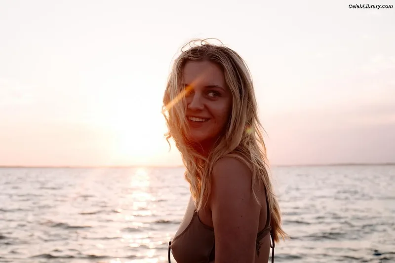 Kelsea Ballerini photo 8 of 128