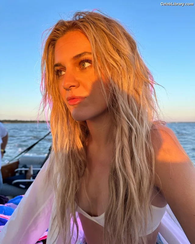 Kelsea Ballerini photo 13 of 128