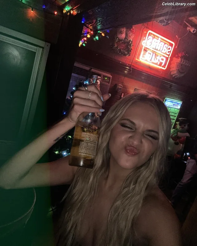 Kelsea Ballerini photo 14 of 128
