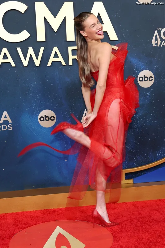 Kelsea Ballerini photo 24 of 128