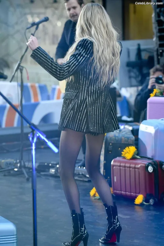 Kelsea Ballerini photo 24 of 128