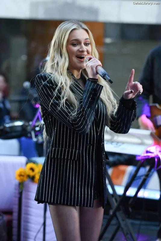 Kelsea Ballerini photo 1 of 128