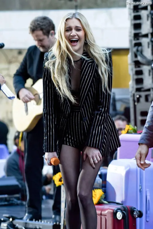 Kelsea Ballerini photo 3 of 128