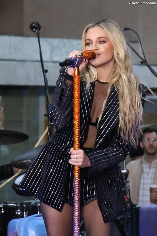 Kelsea Ballerini photo 6 of 128