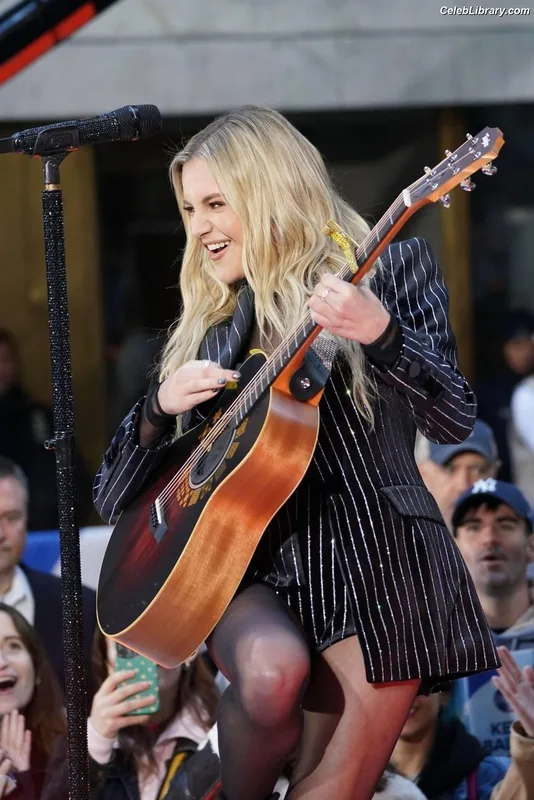 Kelsea Ballerini photo 8 of 128