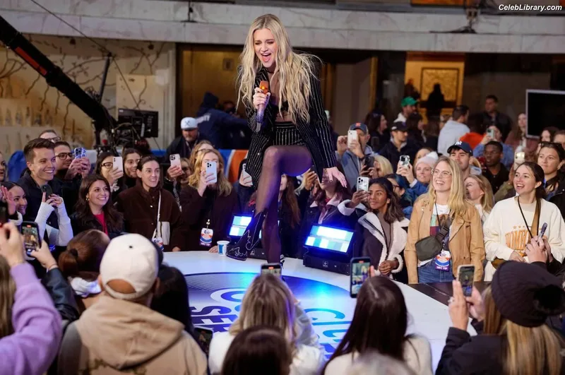 Kelsea Ballerini photo 15 of 128