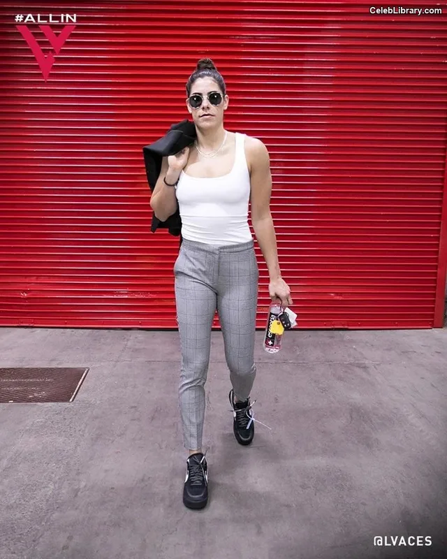 Kelsey Plum photo 9 of 48