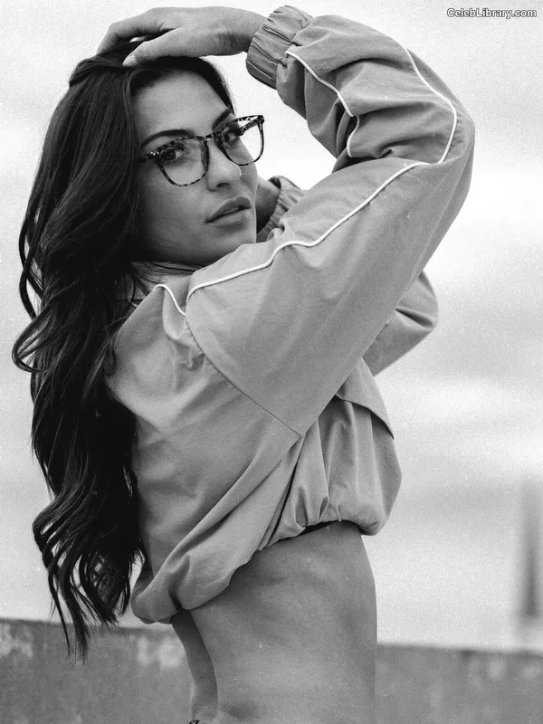 Kendal Grey photo 9 of 404
